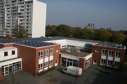 Sonnenstromanlage auf dem Dach der Käthe-Kollwitz-Schule in Ratingen 