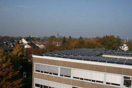 Sonnenstromanlage auf dem Dach der Elsa-Brandström-Schule in Ratingen 